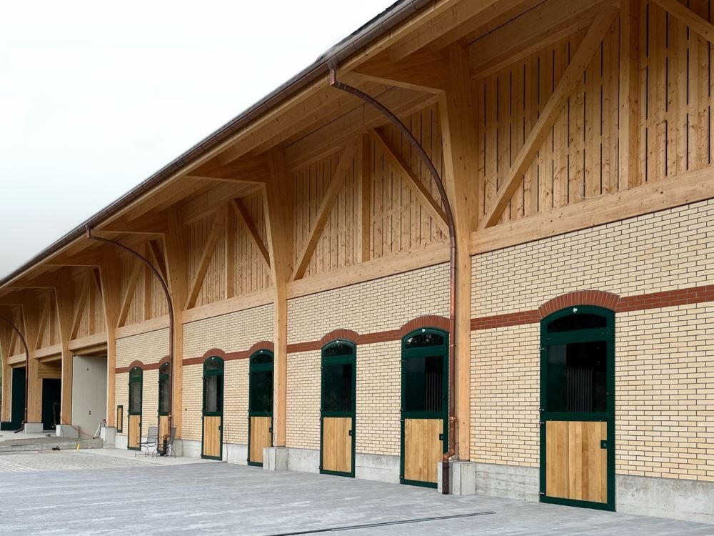 Ökonomiegebäude Hünikon, Aussenansicht mit Holzfassade