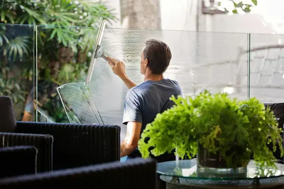 Symbolbild: streifenfrei gereinigte Fensterfront mit Blick ins Grüne