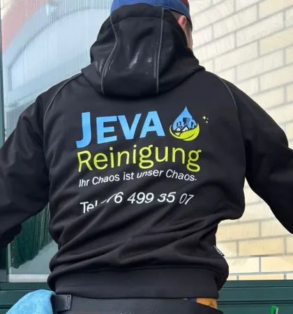 Rückenaufdruck eines Jeva-Pullovers: Logo, Slogan «Ihr Chaos ist unser Chaos.» und Telefonnummer